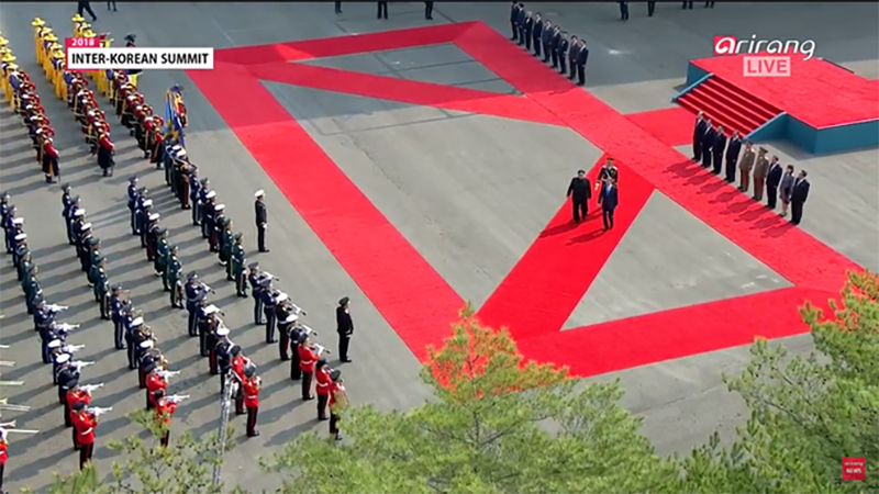 Ảnh: Ông Kim Jong-un là lãnh đạo đầu tiên của Triều Tiên tham gia duyệt đội nghi thức Hàn Quốc Ảnh: Ông Kim Jong-un là lãnh đạo đầu tiên của Triều Tiên tham gia duyệt đội nghi thức Hàn Quốc